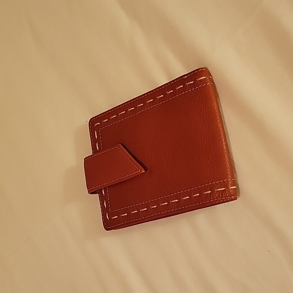 NWOT Levenger small leather wallet